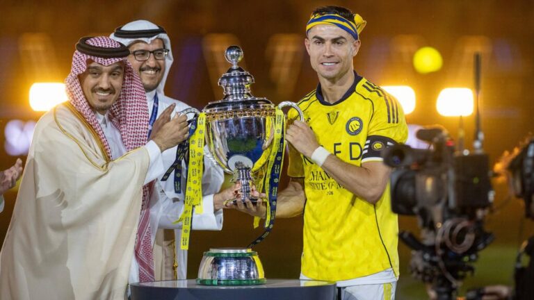 Cristiano Ronaldo bejubelt im Trikot von Al-Nassr emotional den Gewinn der saudischen Meisterschaft