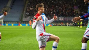 Trainer Oliver Glasner jubelt am Spielfeldrand mit dem Team von Crystal Palace