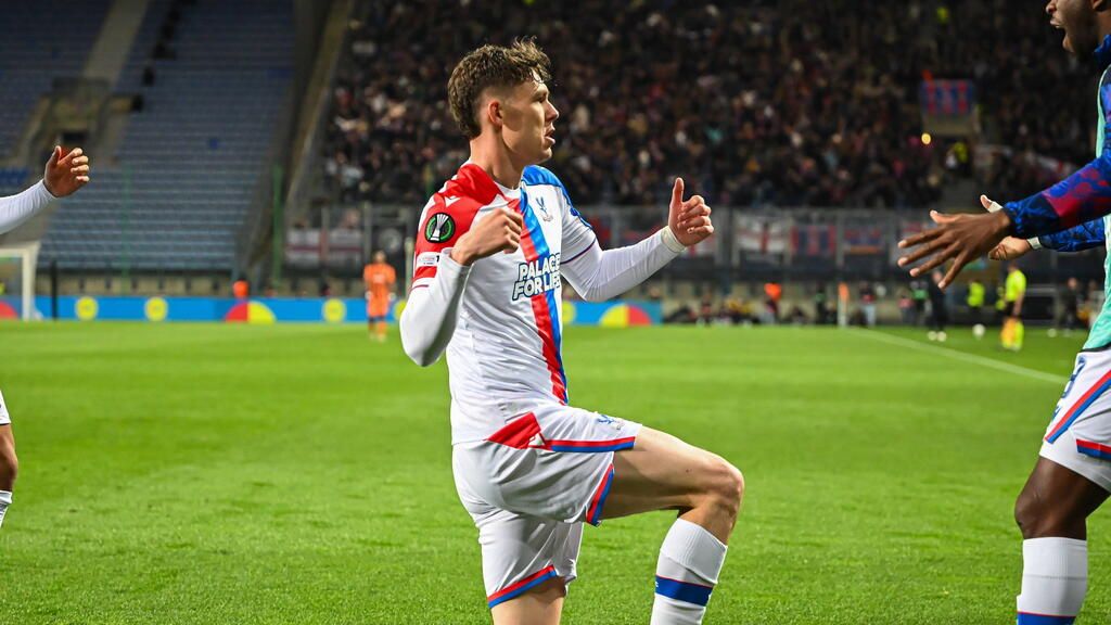 Trainer Oliver Glasner jubelt am Spielfeldrand mit dem Team von Crystal Palace