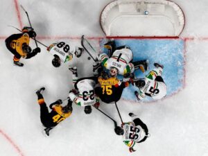 Moritz Seider im Trikot der deutschen Eishockey-Nationalmannschaft auf dem Eis