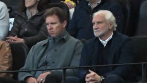 Rudi Völler und Julian Nagelsmann im ernsten Gespräch auf dem Fußballplatz im DFB-Trainingsoutfit
