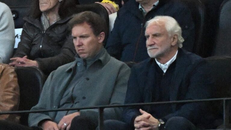 Rudi Völler und Julian Nagelsmann im ernsten Gespräch auf dem Fußballplatz im DFB-Trainingsoutfit