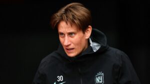 Ann-Katrin Berger im Trikot der deutschen Nationalmannschaft auf dem Spielfeld