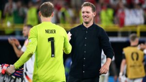 Manuel Neuer im Trikot der deutschen Nationalmannschaft fokussiert auf dem Spielfeld