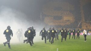 Brennende Pyrotechnik und Rauch im Fanblock beim Zweitligaspiel zwischen Dynamo Dresden und Hertha BSC