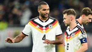 Joshua Kimmich im Trikot der deutschen Nationalmannschaft klatscht hoch motiviert auf dem Spielfeld in die Hände.