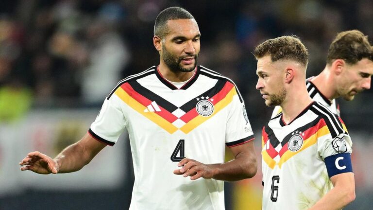 Joshua Kimmich im Trikot der deutschen Nationalmannschaft klatscht hoch motiviert auf dem Spielfeld in die Hände.