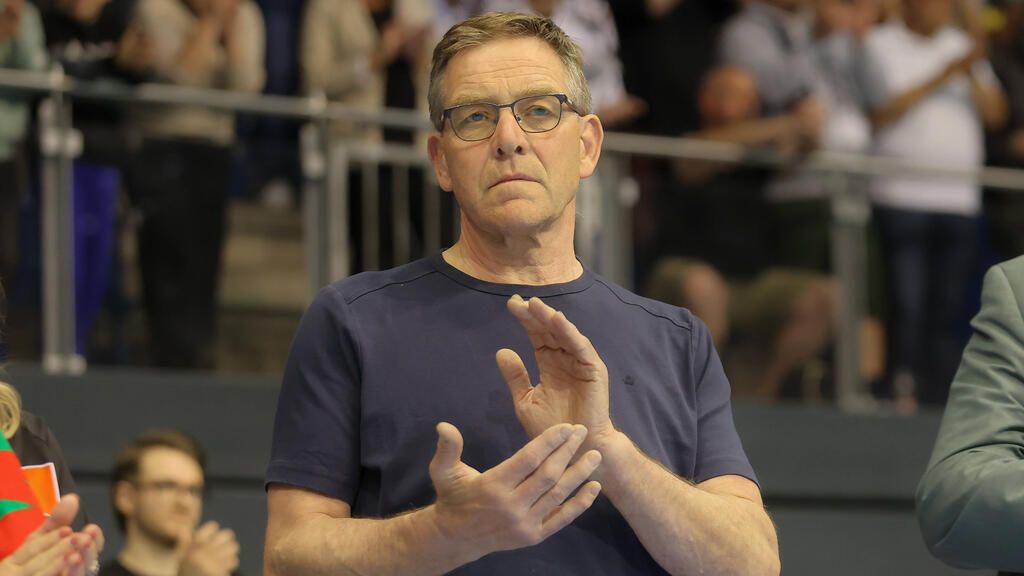 Bundestrainer Alfred Gislason gibt der deutschen Handball-Nationalmannschaft am Spielfeldrand taktische Anweisungen