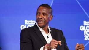 Masai Ujiri lächelt bei einer Pressekonferenz als neuer Team-Präsident der Dallas Mavericks in die Kameras