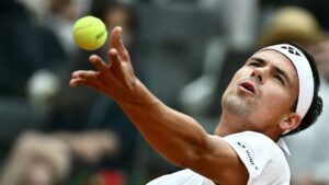 Tennisprofi Daniel Altmaier ballt die Faust zum Jubel auf dem Sandplatz beim ATP-Turnier in Hamburg