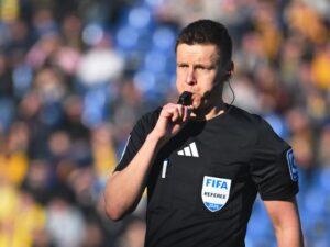 Schiedsrichter Daniel Siebert im Einsatz auf dem Fußballplatz