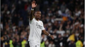 David Alaba im Trikot von Real Madrid applaudiert den Fans auf dem Spielfeld.