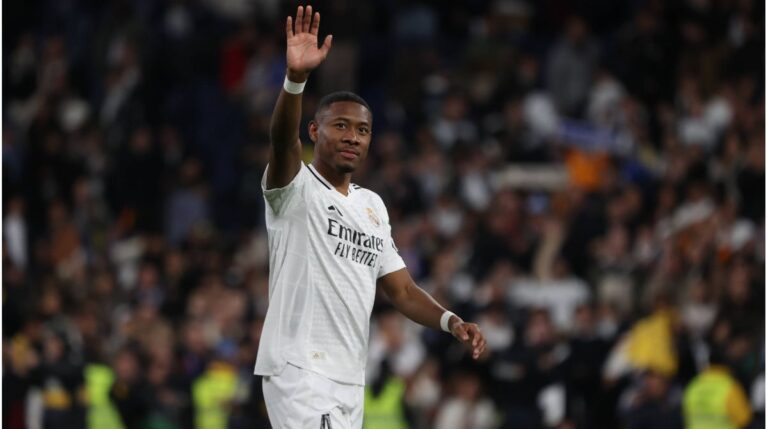 David Alaba im Trikot von Real Madrid applaudiert den Fans auf dem Spielfeld.