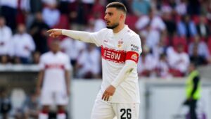 Deniz Undav im Trikot des VfB Stuttgart jubelt auf dem Spielfeld