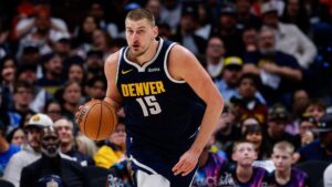 Ein enttäuschter Nikola Jokic im Trikot der Denver Nuggets nach dem Playoff-Aus gegen die Minnesota Timberwolves
