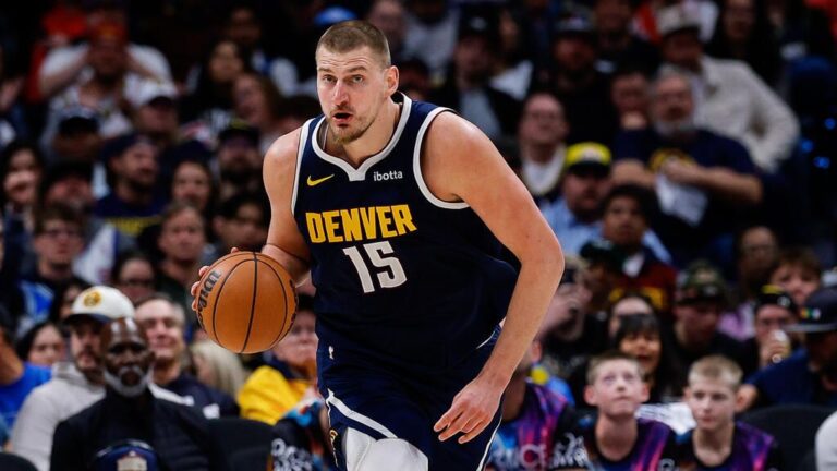 Ein enttäuschter Nikola Jokic im Trikot der Denver Nuggets nach dem Playoff-Aus gegen die Minnesota Timberwolves