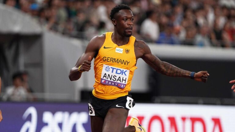Die deutsche 4x100-Meter-Staffel der Männer jubelt über den neuen nationalen Rekord bei den World Relays.