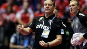 Handball-Bundestrainer Alfred Gislason gestikuliert am Spielfeldrand während eines Länderspiels