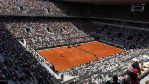 Tennisspielerin Tatjana Maria beim Vorhand-Schlag auf dem roten Sand der French Open