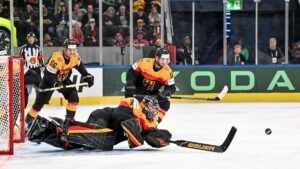 Enttäuschter deutscher Torhüter Philipp Grubauer auf dem Eis nach einem Gegentor gegen Lettland bei der Eishockey-WM