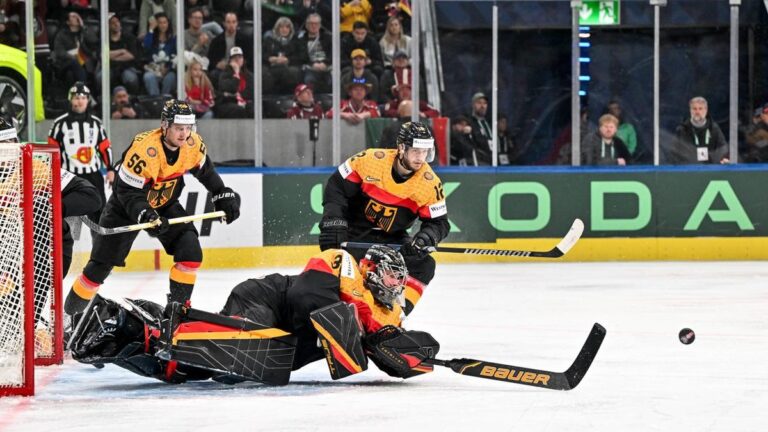 Enttäuschter deutscher Torhüter Philipp Grubauer auf dem Eis nach einem Gegentor gegen Lettland bei der Eishockey-WM