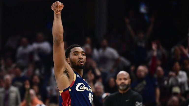 Donovan Mitchell von den Cleveland Cavaliers jubelt nach einem erfolgreichen Korbwurf in den NBA Playoffs
