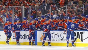 Enttäuschter Leon Draisaitl im Trikot der Edmonton Oilers auf dem Eis nach dem Playoff-Aus
