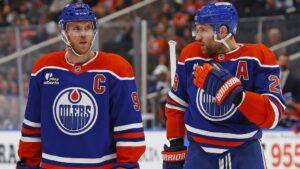 Enttäuschter Leon Draisaitl und Connor McDavid im Trikot der Edmonton Oilers nach dem Playoff-Aus
