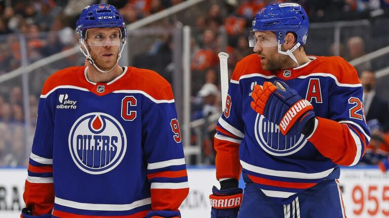 Enttäuschter Leon Draisaitl und Connor McDavid im Trikot der Edmonton Oilers nach dem Playoff-Aus
