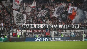 Ein nachdenklicher Albert Riera an der Seitenlinie bei Eintracht Frankfurt neben Sportvorstand Markus Krösche