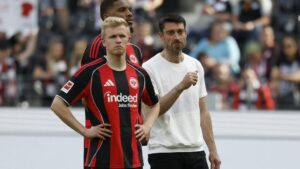Jonathan Burkardt von Eintracht Frankfurt schaut frustriert auf dem Spielfeld