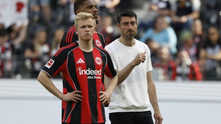 Jonathan Burkardt von Eintracht Frankfurt schaut frustriert auf dem Spielfeld