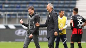 Trainer Adi Hütter gibt Anweisungen am Spielfeldrand