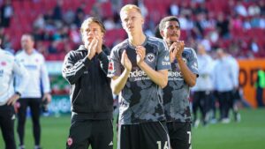 Hugo Larsson im Trikot von Eintracht Frankfurt auf dem Spielfeld