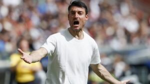 Trainer Albert Riera gestikuliert nachdenklich an der Seitenlinie im Stadion von Eintracht Frankfurt