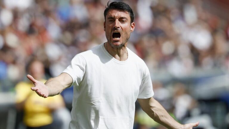 Trainer Albert Riera gestikuliert nachdenklich an der Seitenlinie im Stadion von Eintracht Frankfurt