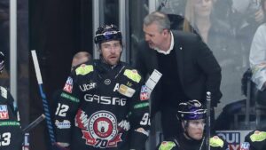 Trainer Serge Aubin und Stürmer Marcel Noebels von den Eisbären Berlin auf dem Eis
