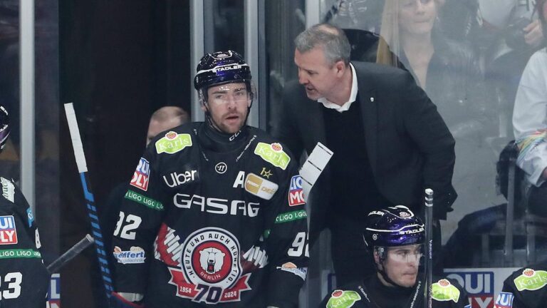 Trainer Serge Aubin und Stürmer Marcel Noebels von den Eisbären Berlin auf dem Eis