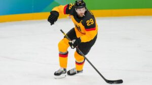 Spieler der deutschen Eishockey-Nationalmannschaft beim Bully auf dem Eis