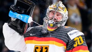 Eishockey-Torwart Philipp Grubauer pariert einen Schuss im WM-Spiel gegen Finnland