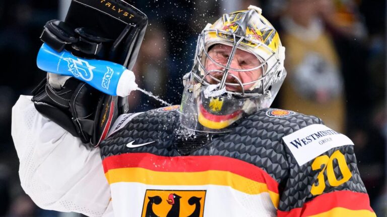 Eishockey-Torwart Philipp Grubauer pariert einen Schuss im WM-Spiel gegen Finnland