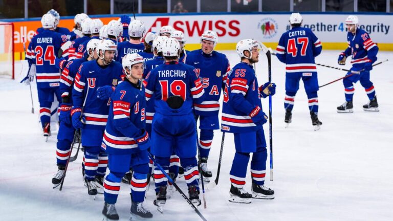 Enttäuschter deutscher Eishockey-Nationalspieler auf dem Eis bei der WM in der Schweiz