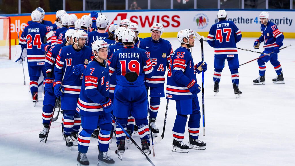 Enttäuschter deutscher Eishockey-Nationalspieler auf dem Eis bei der WM in der Schweiz