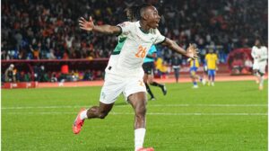 Yan Diomande im Trikot der Elfenbeinküste bejubelt einen Treffer auf dem Spielfeld.