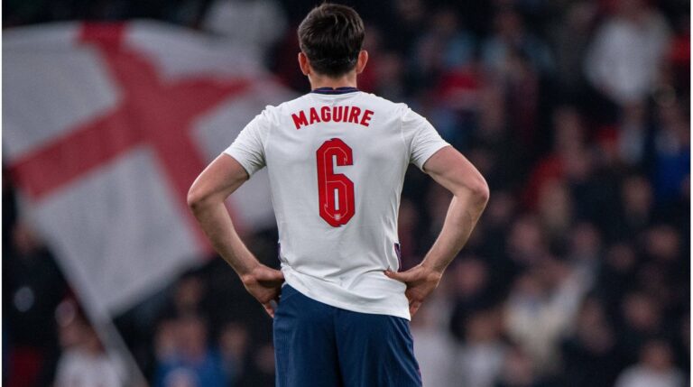 Harry Maguire im Trikot der englischen Nationalmannschaft mit enttäuschtem Gesichtsausdruck