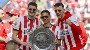 Eine Grafik mit europäischen Meistertrophäen und jubelnden Fußballspielern