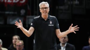 Basketball-Trainer Gordon Herbert gestikuliert im Anzug konzentriert an der Seitenlinie