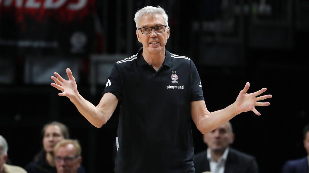 Basketball-Trainer Gordon Herbert gestikuliert im Anzug konzentriert an der Seitenlinie