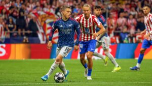 Spieler des FC Arsenal und Atletico Madrid beim Einlauf in der Champions League