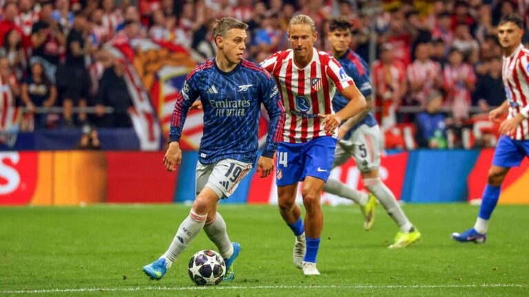 Spieler des FC Arsenal und Atletico Madrid beim Einlauf in der Champions League